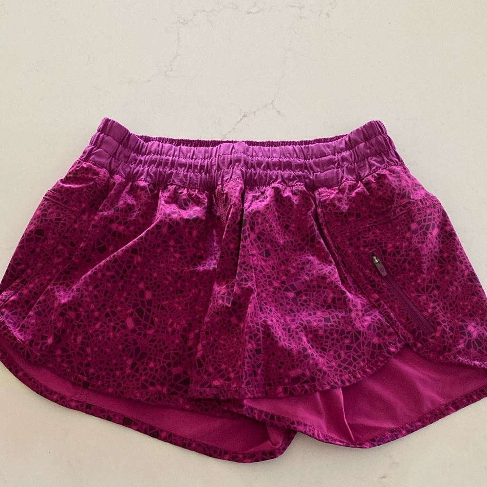 Lululemon Tracker Short III. Size 8. Pink design.
